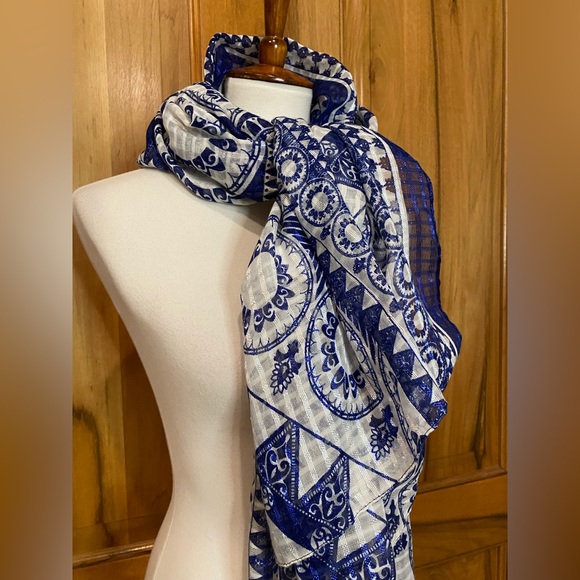 C - Shimmering Deep Blue & Bright White Lightweight Woven Scarf, Rough Hem - EUC - Picture 15 of 16